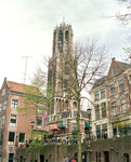 810070 Gezicht op de Domtoren (Domplein) te Utrecht, vanaf de Gaardbrug; links enkele huizen aan de Donkere Gaard en ...